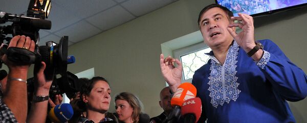 Бывший президент Грузии, экс-губернатор Одесской области Михаил Саакашвили отвечает на вопросы журналистов в зале Мостиского районного суда Львовской области - Sputnik Грузия