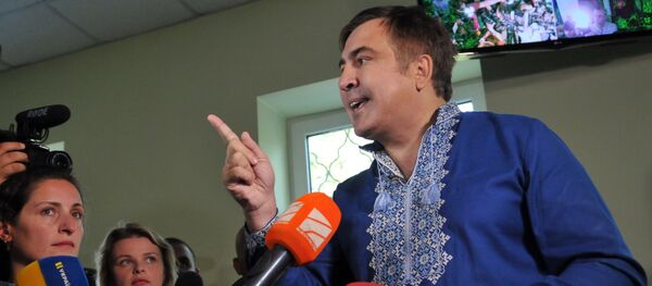 Бывший президент Грузии, экс-губернатор Одесской области Михаил Саакашвили отвечает на вопросы журналистов в зале Мостиского районного суда Львовской области - Sputnik Грузия