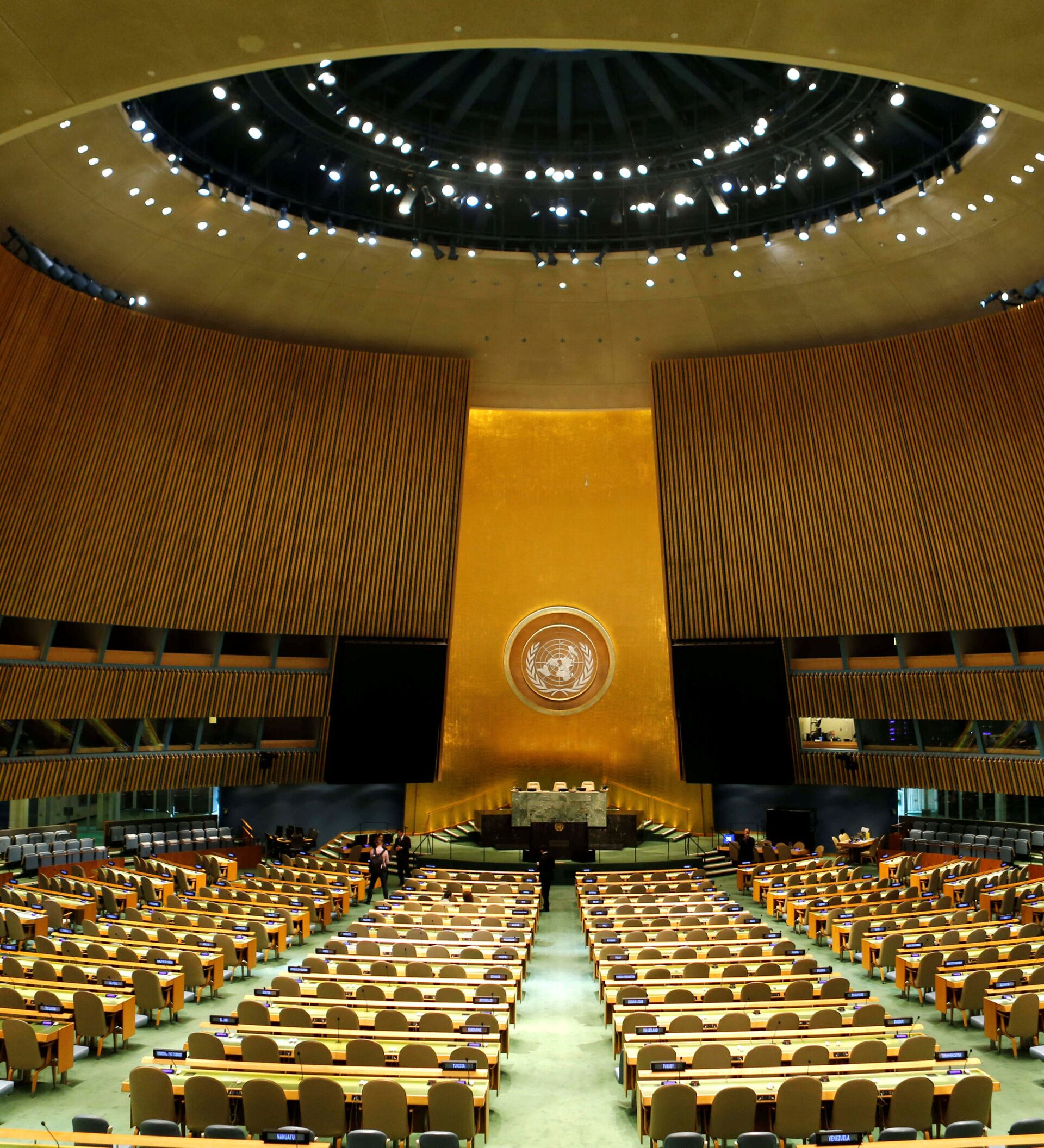 Оон центральный. Зал Генеральной Ассамблеи ООН. Генеральная Ассамблея ООН Нью-Йорк. Генеральная Ассамблея ООН 2023. Зал совета безопасности ООН.
