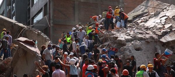 სამაშველო სამუშაოები მიწისძვრის შედეგად დანგრეული შენობის ადგილზე მექსიკაში სამაშველო სამუშაოები მიწისძვრის შედეგად დანგრეული შენობის ადგილზე მექსიკაში - Sputnik საქართველო