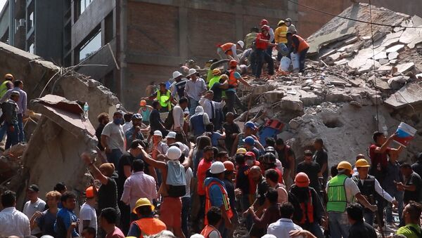 Спасательные работы на месте обрушившихся из-за землетрясения зданий в Мексике - Sputnik Грузия