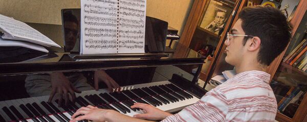 Пианист Сандро Небиеридзе - Sputnik Грузия