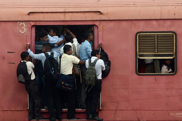Пассажиры поезда, отправляющегося из Коломбо, Шри Ланка - Sputnik Грузия
