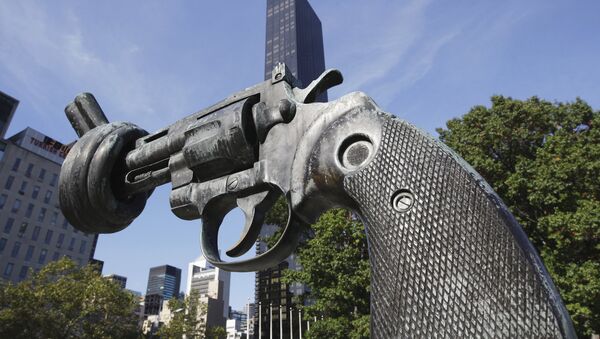 Скульптура Нет насилию перед фасадом здания ООН в Нью-Йорке - Sputnik Грузия
