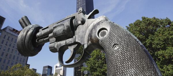 Скульптура Нет насилию перед фасадом здания ООН в Нью-Йорке - Sputnik Грузия