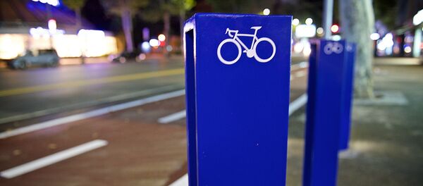 Отремонтированная улица Пекина с велодорожками, ставшая односторонней для обычного транспорта - Sputnik Грузия