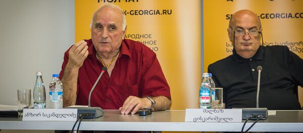 ტექნიკურ მეცნიერებათა დოქტორს, პროფესორ ანზორ საკანდელიძე და ტექნიკურ მეცნიერებათა დოქტორის, კომპანია „რევერსის დირექტორის მალხაზ ცისკარიშვილი ტექნიკურ მეცნიერებათა დოქტორს, პროფესორ ანზორ საკანდელიძე და ტექნიკურ მეცნიერებათა დოქტორის, კომპანია „რევერსის დირექტორის მალხაზ ცისკარიშვილი - Sputnik საქართველო