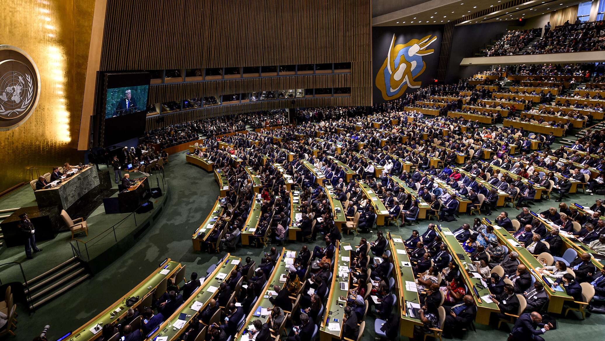 Зал оон. Зал Генеральной Ассамблеи ООН. Зал заседаний Генассамблеи ООН. Зал заседания Генеральной Ассамблеи ООН. Генассамблея ООН В Нью Йорке.