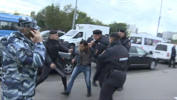 Беспорядки во время рейда против нелегальных мигрантов у ТЦ Москва в Люблино - Sputnik Грузия