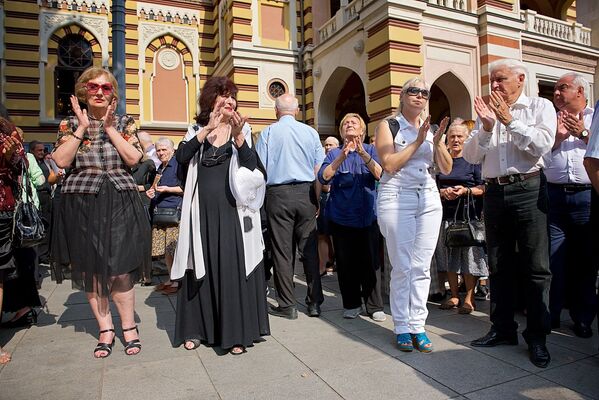 Люди у тбилисского театра оперы и балета аплодисментами провожают траурную процессию, которая несет гроб с телом Зураба Соткилава - Sputnik Грузия