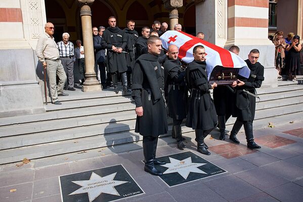 Грузинские военнослужащие в национальной одежде выносят гроб с телом Зураба Соткилава из здания тбилисского театра оперы и балета - Sputnik Грузия