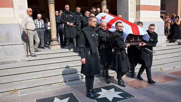 Грузинские военнослужащие в национальной одежде выносят гроб с телом Зураба Соткилава из здания тбилисского театра оперы и балета - Sputnik საქართველო