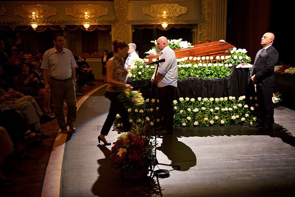 До самого завершения траурной церемонии в тбилисском театре оперы и балета у гроба с телом Зураба Соткилава не прекращался поток людей, которые пришли проститься с великим тенором - Sputnik Грузия