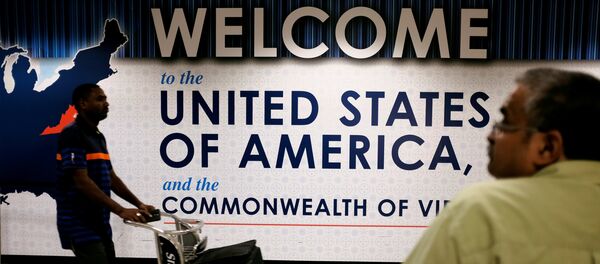 Международный пассажир прибывает в международный аэропорт Даллеса, штат Вирджиния, США - Sputnik Грузия