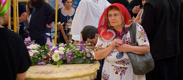 Верующие поклоняются мощам царицы Кетеван в храме Самеба Верующие поклоняются мощам царицы Кетеван в храме Самеба - Sputnik Грузия