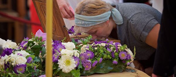 Верующие поклоняются мощам царицы Кетеван в храме Самеба - Sputnik Грузия