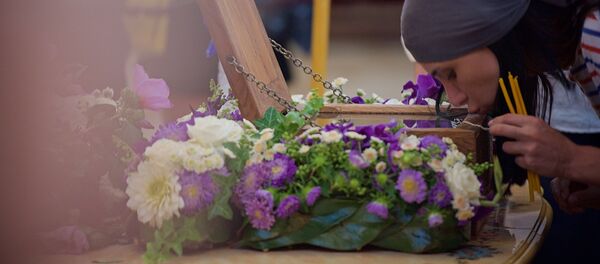 Верующие поклоняются мощам царицы Кетеван в храме Самеба - Sputnik Грузия