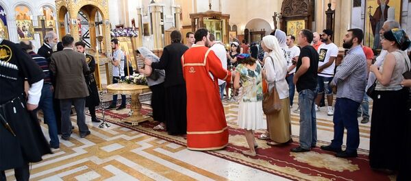 სამების საკათედრო ტაძარს ასობით მორწმუნე ეწვია ქეთევან დედოფლის წმინდა ნაწილების თაყვანისსაცემად სამების საკათედრო ტაძარს ასობით მორწმუნე ეწვია ქეთევან დედოფლის წმინდა ნაწილების თაყვანისსაცემად - Sputnik საქართველო