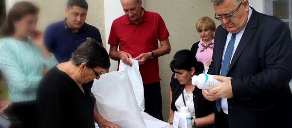 Раздача препаратов для борьбы с мраморными клопами Раздача препаратов для борьбы с мраморными клопами - Sputnik Грузия