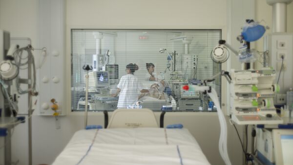 Врач и медсестра лечат пациента в реанимационном отделении в больнице в пригороде Парижа - Sputnik Грузия