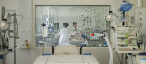 Врач и медсестра лечат пациента в реанимационном отделении в больнице в пригороде Парижа - Sputnik Грузия