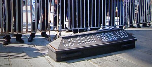 საქართველოს პარლამენტის შენობასთან ქვეყნის კონსტიტუციაში ცვლილებების შეტანის წინააღმდეგ საპროტესტო აქცია გაიმართა საქართველოს პარლამენტის შენობასთან ქვეყნის კონსტიტუციაში ცვლილებების შეტანის წინააღმდეგ საპროტესტო აქცია გაიმართა - Sputnik საქართველო