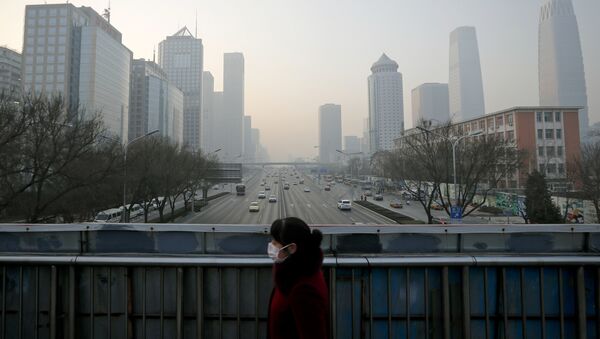 Вид на город Пекин, окутанный смогом. В 2016 году обеспокоенные проблемой, ряд городов на севере Китая ограничили количество машин на дорогах, а в Пекине временно прекратили работу предприятия более 700 компаний - Sputnik Грузия