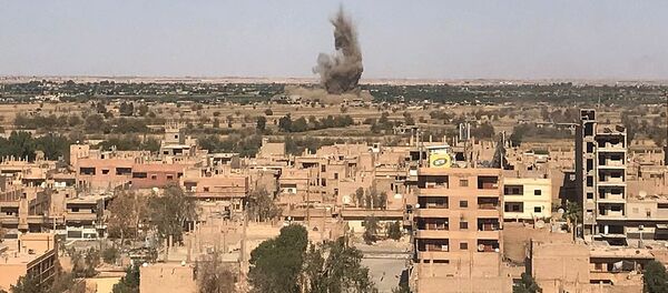 Вид на район Джафра в Дейр-эз-Зоре, где продолжаются бои между сирийской армией и боевиками запрещенной в России организации ИГИЛ - Sputnik Грузия