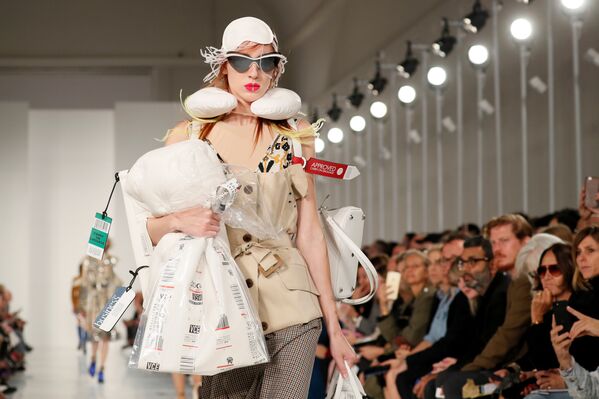 Модель представляет коллекцию британского дизайнера Джона Гальяно  во время Недели высокой моды в Париже, Франция - Sputnik Грузия