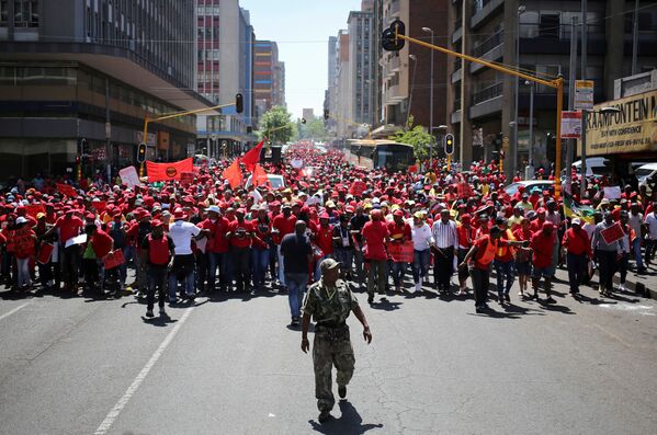 Массовые акции протеста организовал Конгресс южноафриканских профсоюзов, настаивающий на общенациональной забастовке в знак протеста против коррупции в Йоханнесбурге, Южная Африка - Sputnik Грузия
