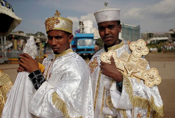 Эфиопский православный священник несет крест в память об обретении креста, на котором был распят Иисус Христос, во время фестиваля на площади Мескель в Аддис-Абебе, Эфиопия - Sputnik Грузия