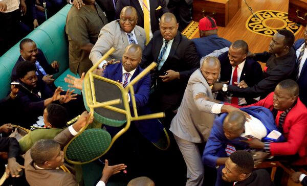 Драка в парламенте Уганды произошла из-за законопроекта о внесении изменений в Конституцию страны. Кампала, Уганда - Sputnik Грузия
