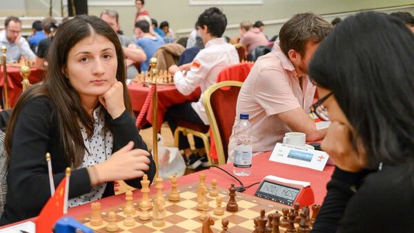 Грузинская шахматистка Нино Бациашвили и Хоу Ифань из Китая - Sputnik Грузия
