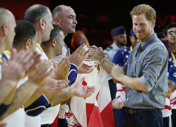 Принц Гарри поздравляет команду Грузии по волейболу сидя, вручая им золотую медаль на Invictus Games в Торонто, Канада - Sputnik Грузия