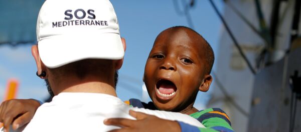 ორგანიზაციის SOS წევრი ბავშვთან ერთად - Sputnik საქართველო