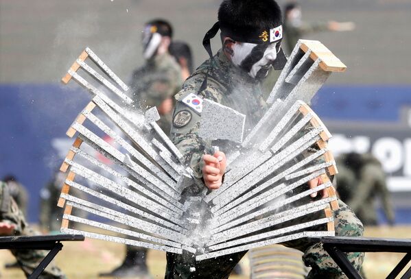 Члены отряда спецназначения демонстрируют свои навыки в традиционном корейском боевом искусстве тэйквондо в Пхеньгаке, Южная Корея - Sputnik Грузия
