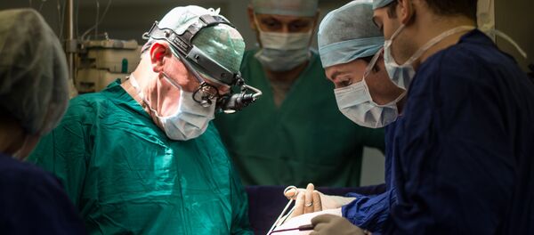 Директор научного центра сердечно-сосудистой хирургии им. А.Н. Бакулева, академик Лео Бокерия во время операции - Sputnik Грузия