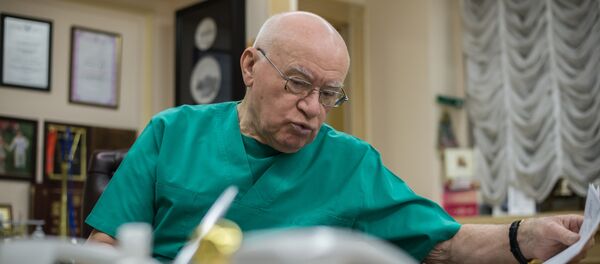 Директор научного центра сердечно-сосудистой хирургии им. А.Н. Бакулева, академик Лео Бокерия в своем рабочем кабинете Директор научного центра сердечно-сосудистой хирургии им. А.Н. Бакулева, академик Лео Бокерия в своем рабочем кабинете - Sputnik Грузия