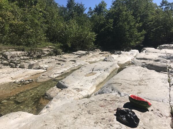 Мусор на природе близ водопада Кинчха - Sputnik Грузия