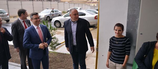 Спецпредставитель ПА ОБСЕ на Южном Кавказе Кристиан Вигенин навестил вынужденных переселенцев в коттеджном поселке Олимпийская деревня в Тбилиси - Sputnik Грузия