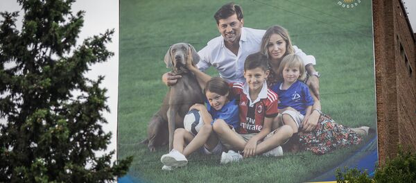 კალაძე და მისი ოჯახი წინასაარჩევნო ბილბორდზე კალაძე და მისი ოჯახი წინასაარჩევნო ბილბორდზე - Sputnik საქართველო