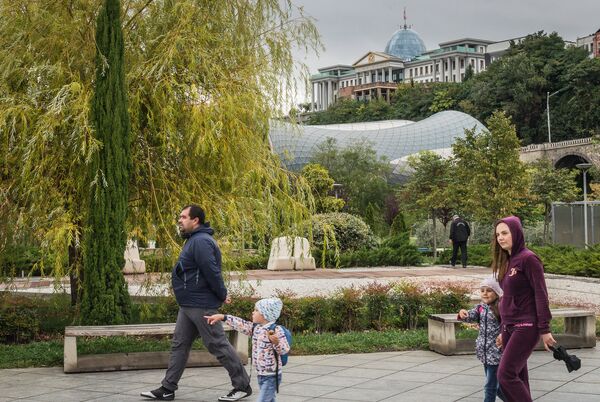 Несмотря на ненастную погоду, в тбилисских парках продолжают гулять люди - Sputnik Грузия
