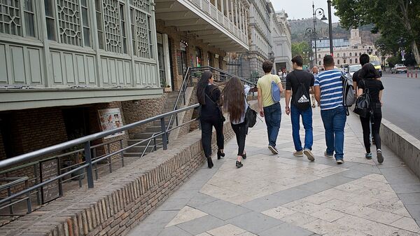 Группа студентов идет по центру Тбилиси - Sputnik Грузия