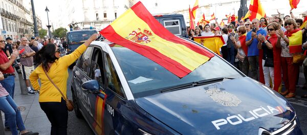 დემონსტრანტებს ესპანური დროშა უჭირავთ დემონსტრანტებს ესპანური დროშა უჭირავთ - Sputnik საქართველო