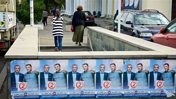 Предвыборные плакаты на парапете пешеходного перехода в грузинской столице - Sputnik Грузия