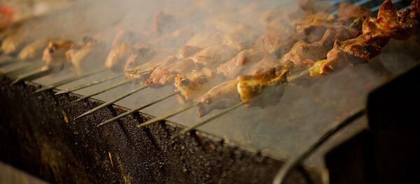 Шашлыки на мангале во время приготовления - Sputnik Грузия