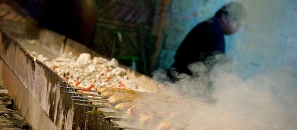 Шашлыки на мангале во время приготовления - Sputnik Грузия