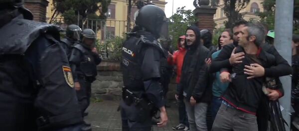 Как проходил референдум в Каталонии: кадры столкновений с полицией - Sputnik Грузия