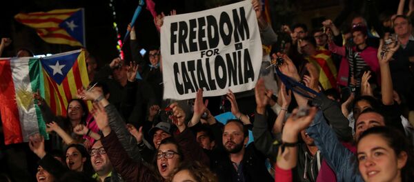 Люди отмечают результаты референдума в Каталонии - Sputnik Грузия