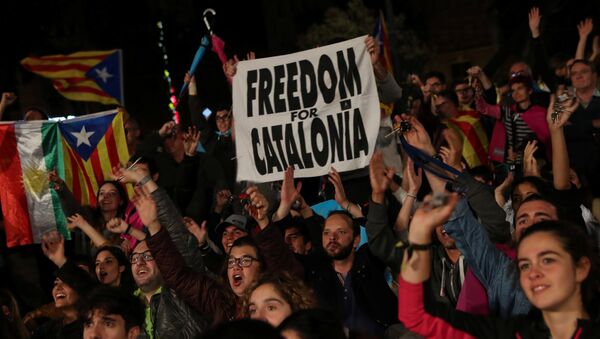 Люди отмечают результаты референдума в Каталонии - Sputnik Грузия